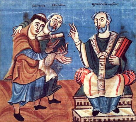 Raban Maur (à gauche), soutenu par Alcuin (au milieu), dédicace son œuvre à l'archevêque Otgar de Mayence (à droite)